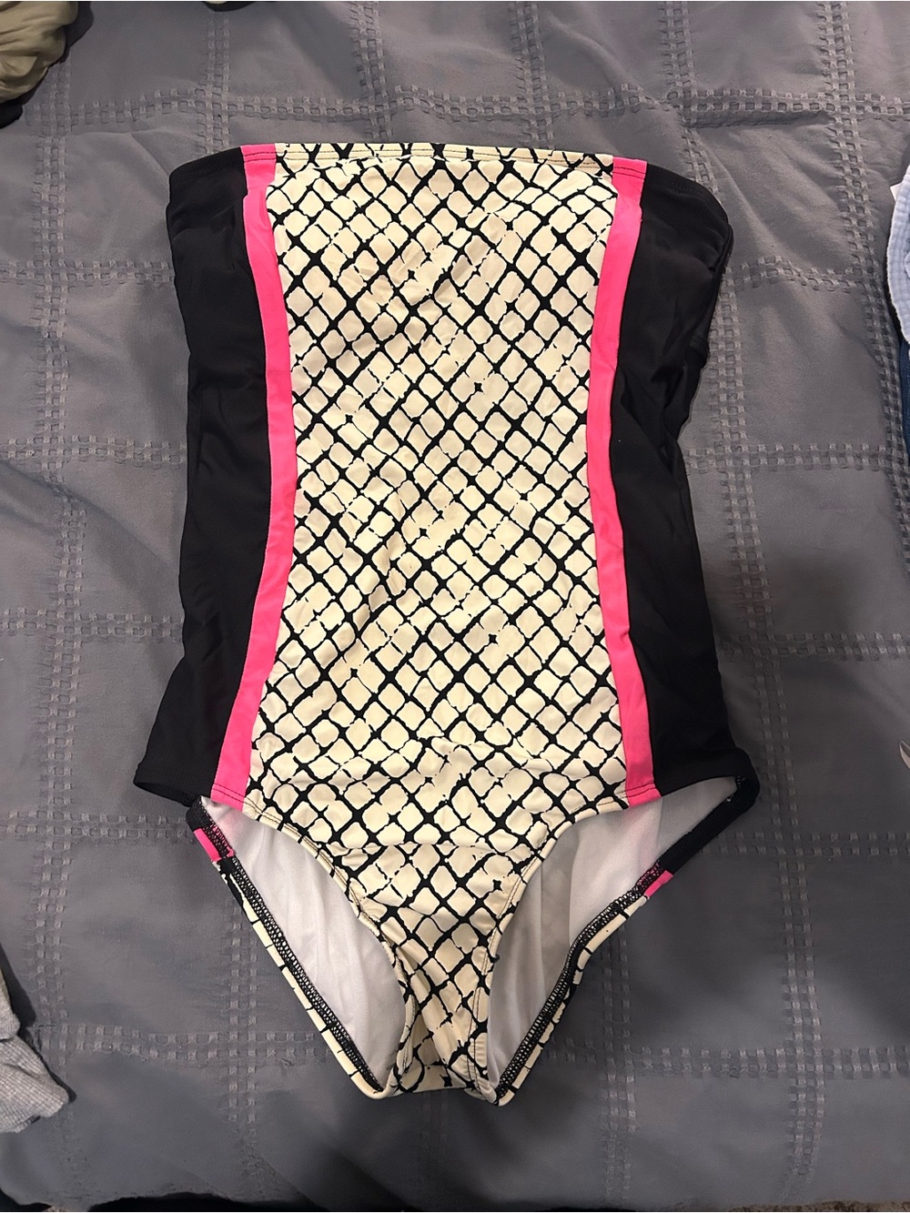 Sleeveless one-piece bathing suit